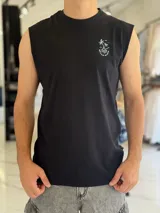 Musculosa negra sin mangas, con cuello redondo y pequeño estampado circular en el pecho con diseño de palmeras y la inscripción "Hello Beach".