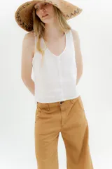 Musculosa blanca de lino con escote en V y corte crop.