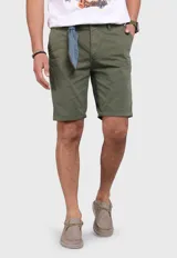 Bermuda color verde militar, de corte recto y largo a la rodilla.