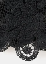 Top Garden sin mangas de tejido calado negro, con diseño recto, cuello redondo, tirantes y detalles bordados calados. Cuenta con cierre de lágrima en la parte posterior.