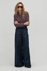 Pantalón culotte azul marino de canvas de algodón con spandex. Tiene cintura alta reforzada, pinzas en la cintura, cierre frontal con gancho y botón interno, bolsillos laterales y piernas anchas.