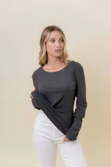 Remera de manga larga con escote redondo, confeccionada en tejido suave y elástico con calce al cuerpo.