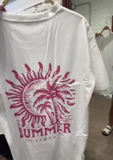 Remera blanca de manga corta y corte holgado con un estampado frontal que incluye una botella de vino, una copa de vino y la palabra "VINO" escrita al revés.