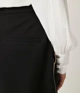 Short negro de tiro alto con cinturón, trabillas en la cintura, pliegues y bolsillos.