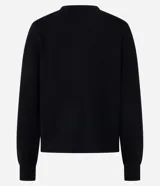Cardigan de punto rosa con cuello redondo y abotonado delantero. De manga larga y corte clásico.