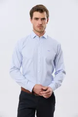 Camisa de vestir de manga larga con diseño de rayas finas celestes y blancas, cuello clásico y cierre frontal con botones. Incluye pequeño logo bordado en el pecho.