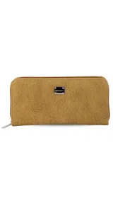 Billetera larga con cierre perimetral, confeccionada en material símil cuero con textura rugosa. Cuenta con placa metálica decorativa en el frente y múltiples compartimentos internos para tarjetas, billetes y monedas.