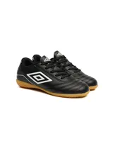 Championes de fútbol sala Umbro modelo Classico III IC, color negro con el logo de la marca en blanco en el lateral. Presentan un diseño de perfil bajo con suela de goma diseñada para superficies de interior.