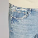 Pantalón de jean de corte ajustado color azul claro.