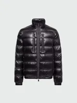 Campera corta acolchada de Moncler, modelo Orres, en color negro con acabado brillante. Presenta cuello alto, cierre frontal completo y dos bolsillos verticales con cierre en el pecho. Cuenta con puños elásticos y diseño técnico de la línea Grenoble.