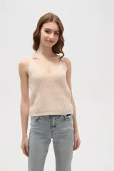 Musculosa de tejido de punto con escote en V, sin mangas y corte al cuerpo.
