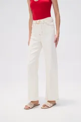 Pantalón de jean color crudo, de corte recto y tiro alto, con pespuntes a contratono y cinturón con hebilla redonda.