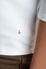 Remera de algodón con elastano, color negro, de corte ajustado al cuerpo, cuello redondo y mangas 3/4.