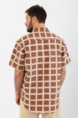 Camisa de manga corta con estampado a cuadros marrones, blancos y azules.