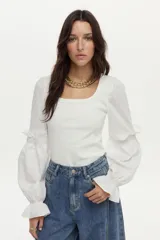 Blusa de rib y popelina color blanco, con calce al cuerpo, escote cuadrado y mangas voluminosas con volados.