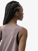 Musculosa deportiva color borgoña, con logo estampado en el pecho y espalda de malla.