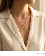 Collar de acero con baño de oro, compuesto por una cadena fina y un dije de corazón calado en relieve.