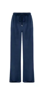 Pantalón recto de terciopelo azul marino, de tiro medio con cintura elástica y cordón ajustable en la misma tela, de diseño fluido y minimalista.