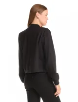 Campera tipo bomber color beige, con cuello redondo, cierre frontal con botones a presión y bolsillos delanteros. Presenta puños y ruedo acanalados.