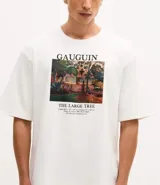 Remera de manga corta y cuello redondo, confeccionada en tejido de algodón y poliéster. Presenta un estampado frontal artístico inspirado en la obra 'The Large Tree' de Paul Gauguin.
