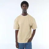 Camiseta color beige de manga corta con diseño efecto 2 en 1, presentando detalles blancos en el cuello redondo, los puños y el borde inferior.