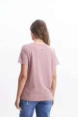 Remera blanca de algodón con cuello redondo y calce regular.