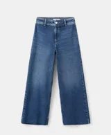 Jeans de denim azul de corte wide leg, tiro medio y diseño clásico con bolsillos y cierre frontal.