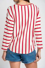 Remeron de corte oversize con cuello redondo y mangas largas. Presenta un diseño de rayas verticales en color rojo sobre base color crema.