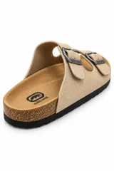 Sandalias de dos tiras marca Ecko Untd., color beige con hebillas metálicas negras y suela de diseño anatómico con base de corcho y fondo negro.