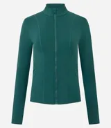 Campera deportiva de microfibra color verde, con cuello alto, cierre frontal con cremallera y bolsillos laterales funcionales. Diseño ajustado de manga larga.