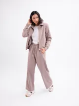 Pantalon de felpa de corte recto y tiro alto, con cintura elástica ajustable mediante cordón y bolsillos laterales.