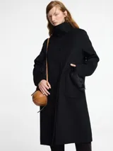 Tapado de paño color beige con chaleco desmontable de piel sintética.