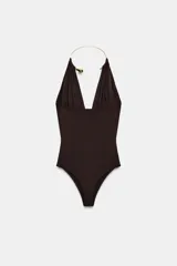 Body entallado de poliamida color marrón, con escote profundo y detalle de cuello metálico tipo choker integrado.