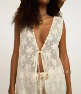 Salida de playa tipo kimono color crema con bordado de palmeras, escote en V y lazo delantero.