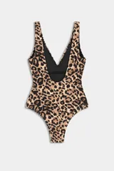 Malla enteriza con diseño animal print de leopardo, escote en V pronunciado y tirantes anchos.