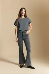 Jean oxford de tiro alto color gris oscuro, confeccionado en denim cotton spandex. Presenta un corte acampanado con aberturas en los tobillos.