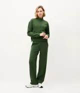 Pantalón deportivo Get Over de corte recto y color verde militar, confeccionado en mezcla de viscosa, poliéster y elastano. Cuenta con cintura ancha de sastrería y frisos o pliegues frontales.