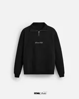 Buzo negro de cuello alto con cierre metálico y logo bordado en el pecho.