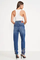 Musculosa blanca de algodón con breteles anchos y logo bordado en el pecho.