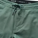 Pantalón largo color verde, de corte recto y estilo casual.