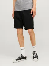 Short chino regular fit color negro, confeccionado en sarga de algodón con elastano, con dobladillo en las piernas y bolsillos laterales.