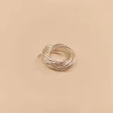 Anillo compuesto por 14 alianzas finas de plata 925 entrelazadas con movimiento.