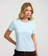Remera básica de cuello redondo y manga corta, confeccionada en algodón suave y transpirable. Diseño liso y versátil de la marca Blue Steel.