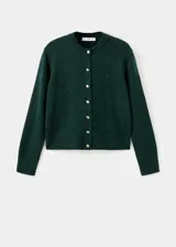 Cardigan de punto de corte recto, con cuello redondo, manga larga y cierre frontal mediante botones metálicos.