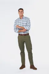 Pantalón cargo de gabardina en color verde militar, con bolsillos laterales tipo cargo con solapa y cierre de botón, y bolsillos frontales clásicos.