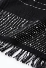 Pashmina negra con detalles de líneas plateadas brillantes y flecos en los extremos.
