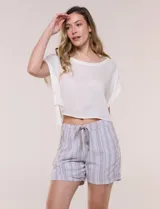 Short de lino color blanco, con calce relajado, cintura elastizada con cordón de ajuste y bolsillos diagonales.