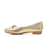 Zapato chatita de cuero color dorado con terminación metalizada, punta redonda y detalle de lazo pequeño con punteras metálicas en la parte frontal. Cuenta con un sutil tacón cuadrado y suela marrón.