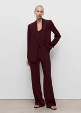 Pantalón de traje tiro medio, color bordó, de diseño recto y cierre posterior de cremallera.