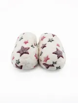 Pantuflas de peluche color crema con estampado de estrellas en tonos bordó y gris oscuro.
